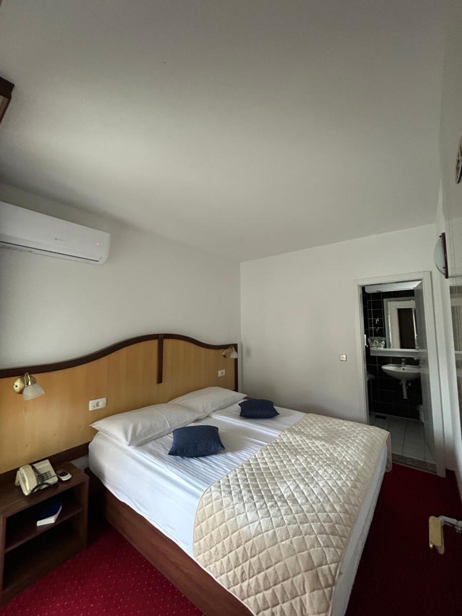 Hotel Bavaria Trogir Donji Seget Екстериор снимка