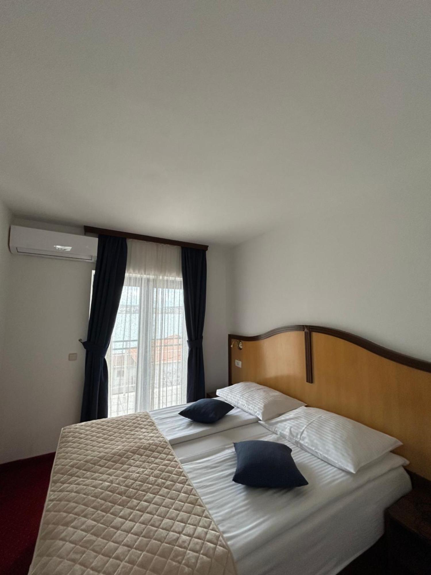 Hotel Bavaria Trogir Donji Seget Екстериор снимка