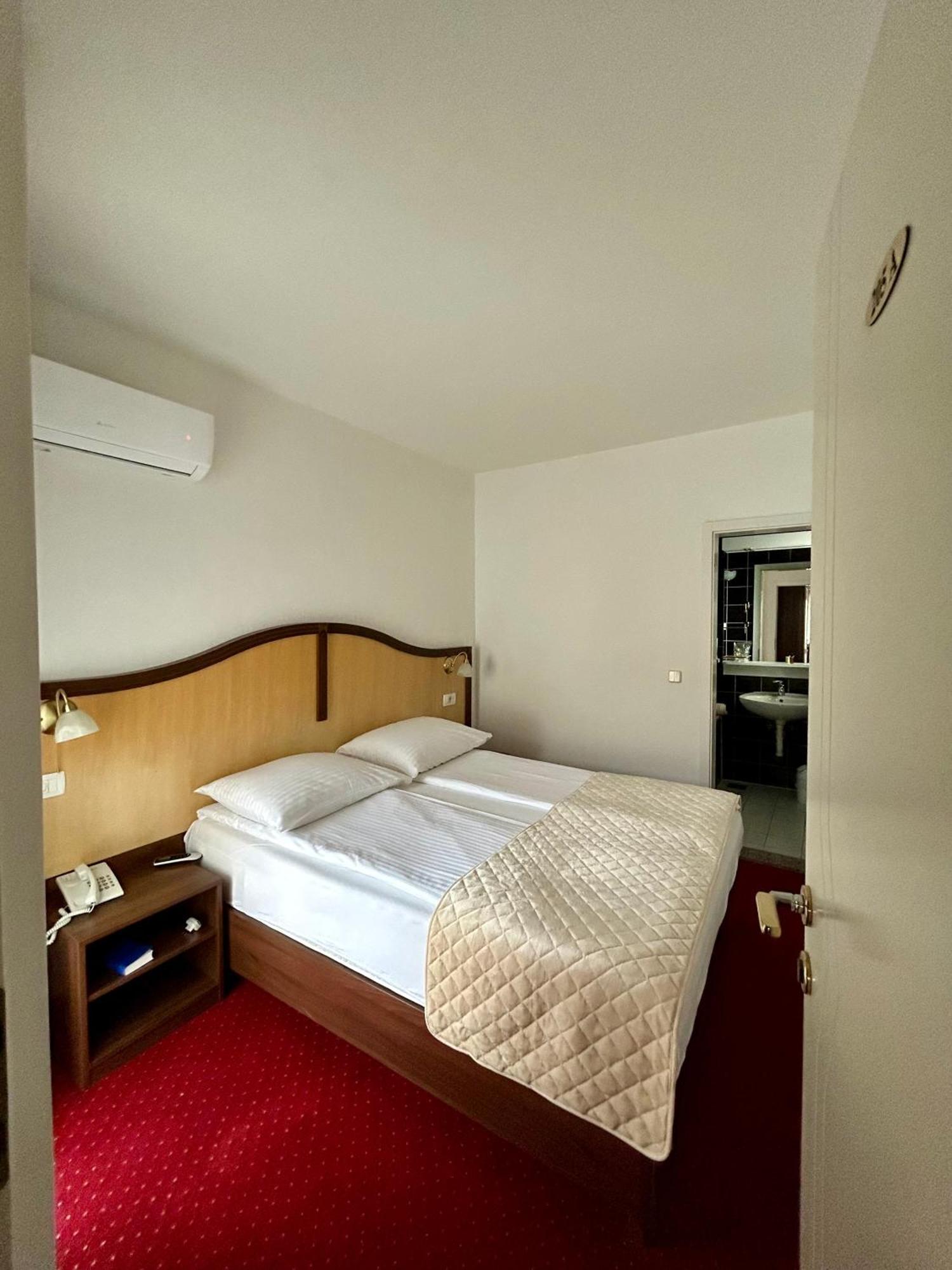 Hotel Bavaria Trogir Donji Seget Екстериор снимка