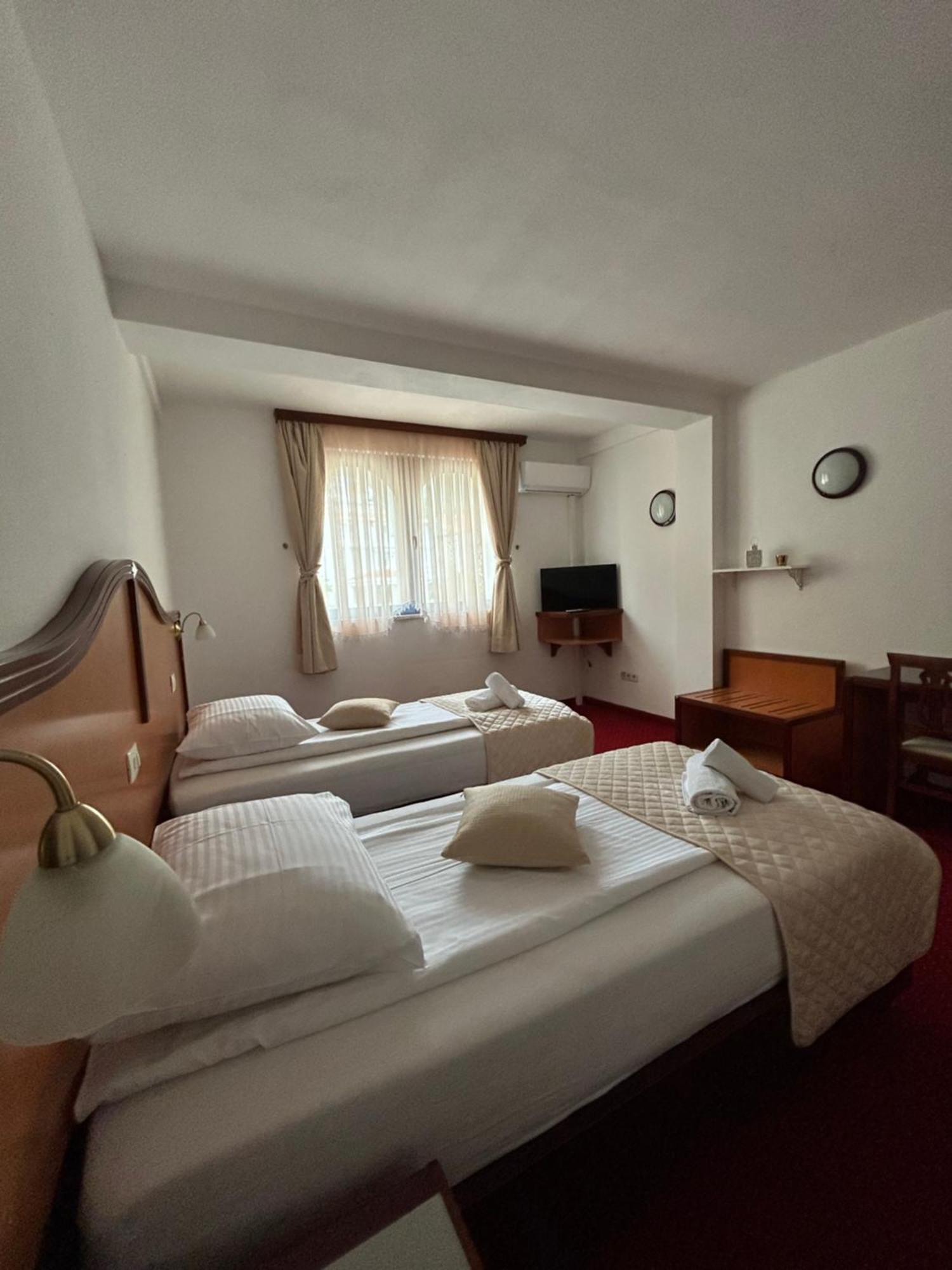 Hotel Bavaria Trogir Donji Seget Екстериор снимка