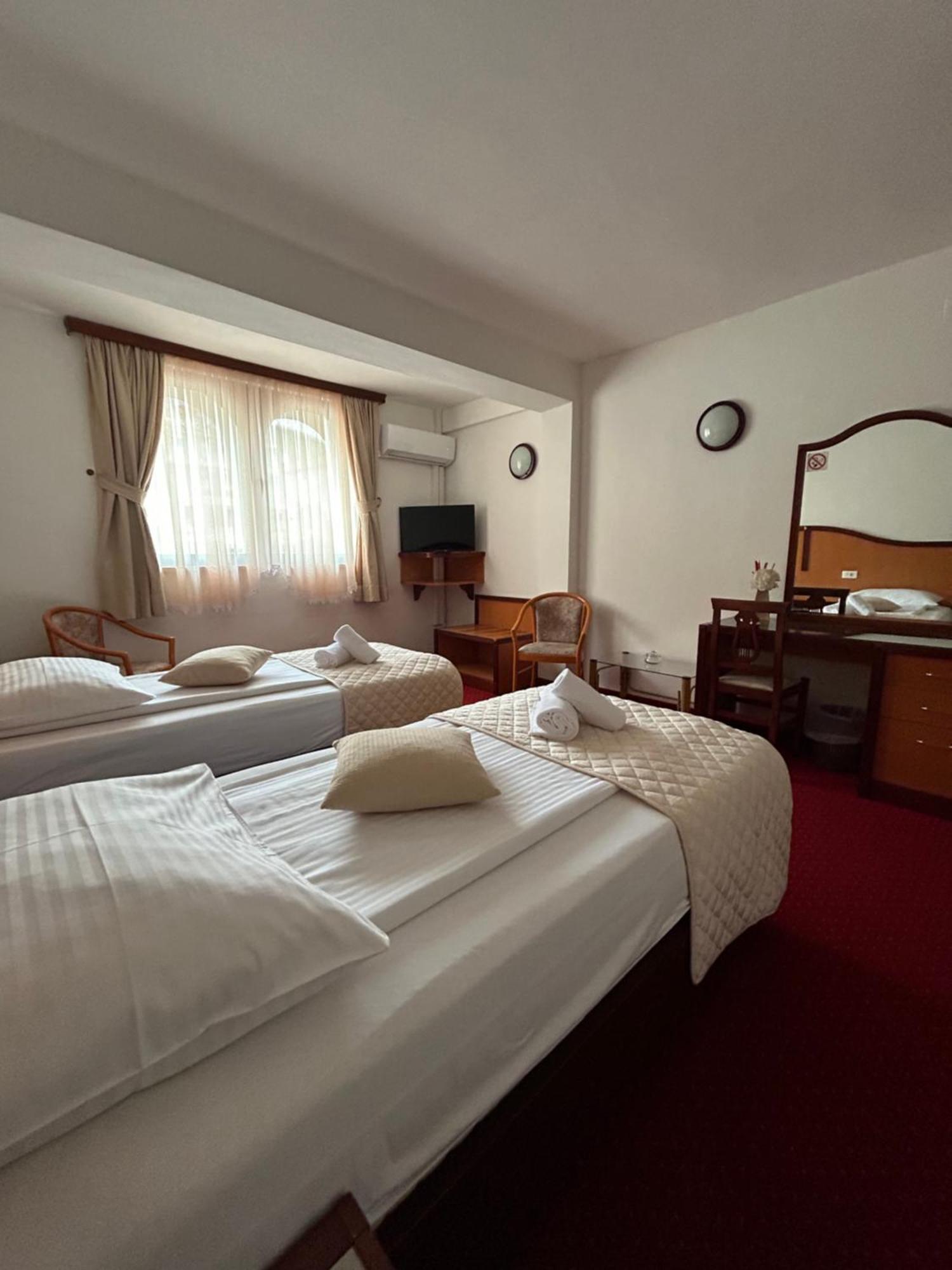 Hotel Bavaria Trogir Donji Seget Екстериор снимка