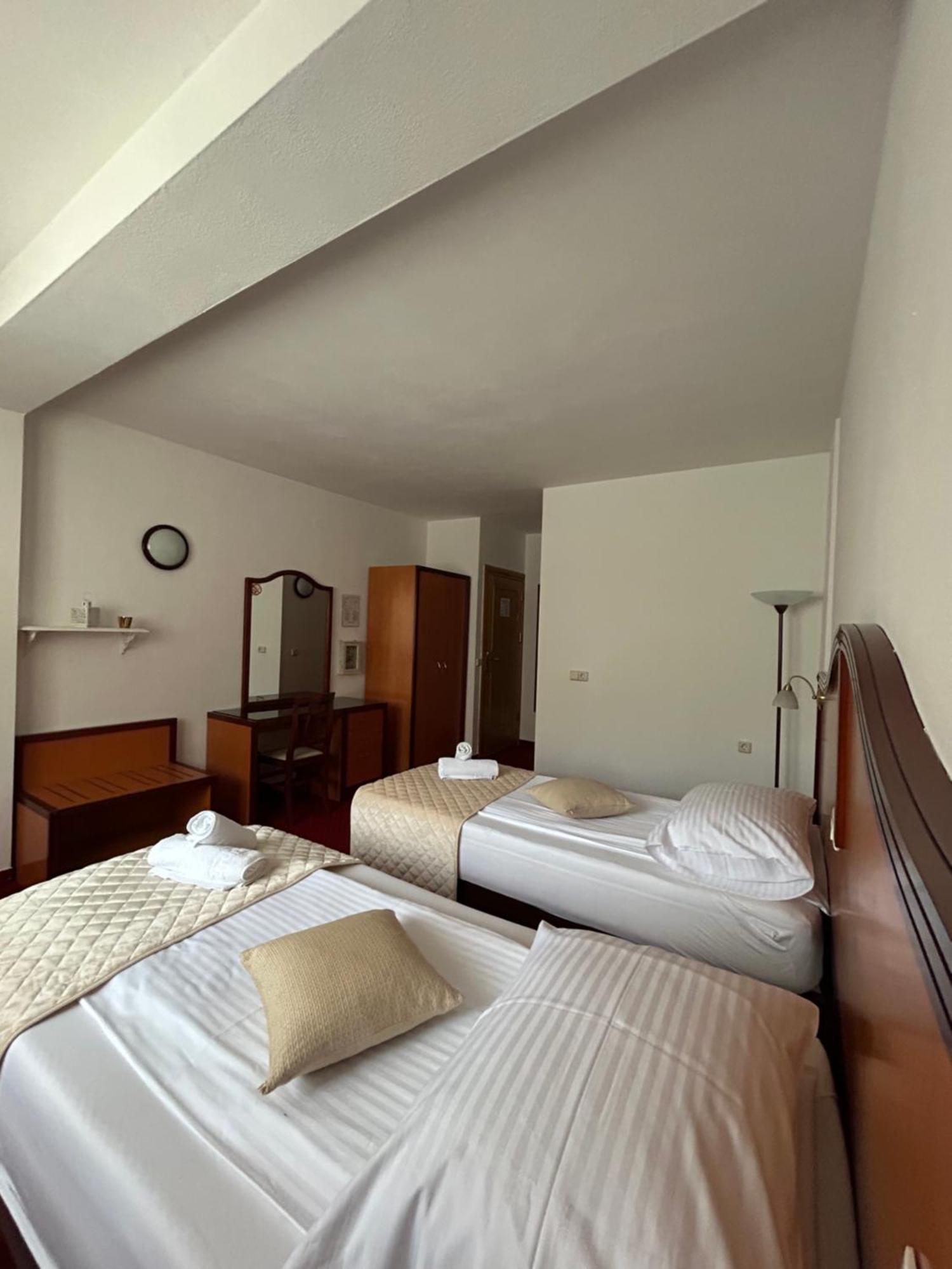 Hotel Bavaria Trogir Donji Seget Екстериор снимка