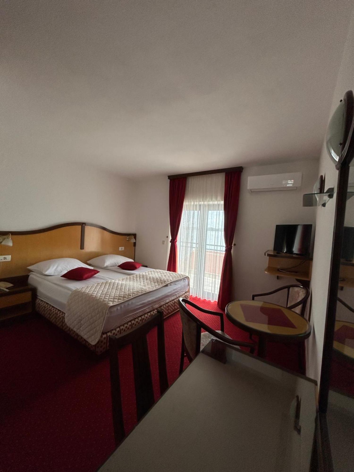 Hotel Bavaria Trogir Donji Seget Екстериор снимка