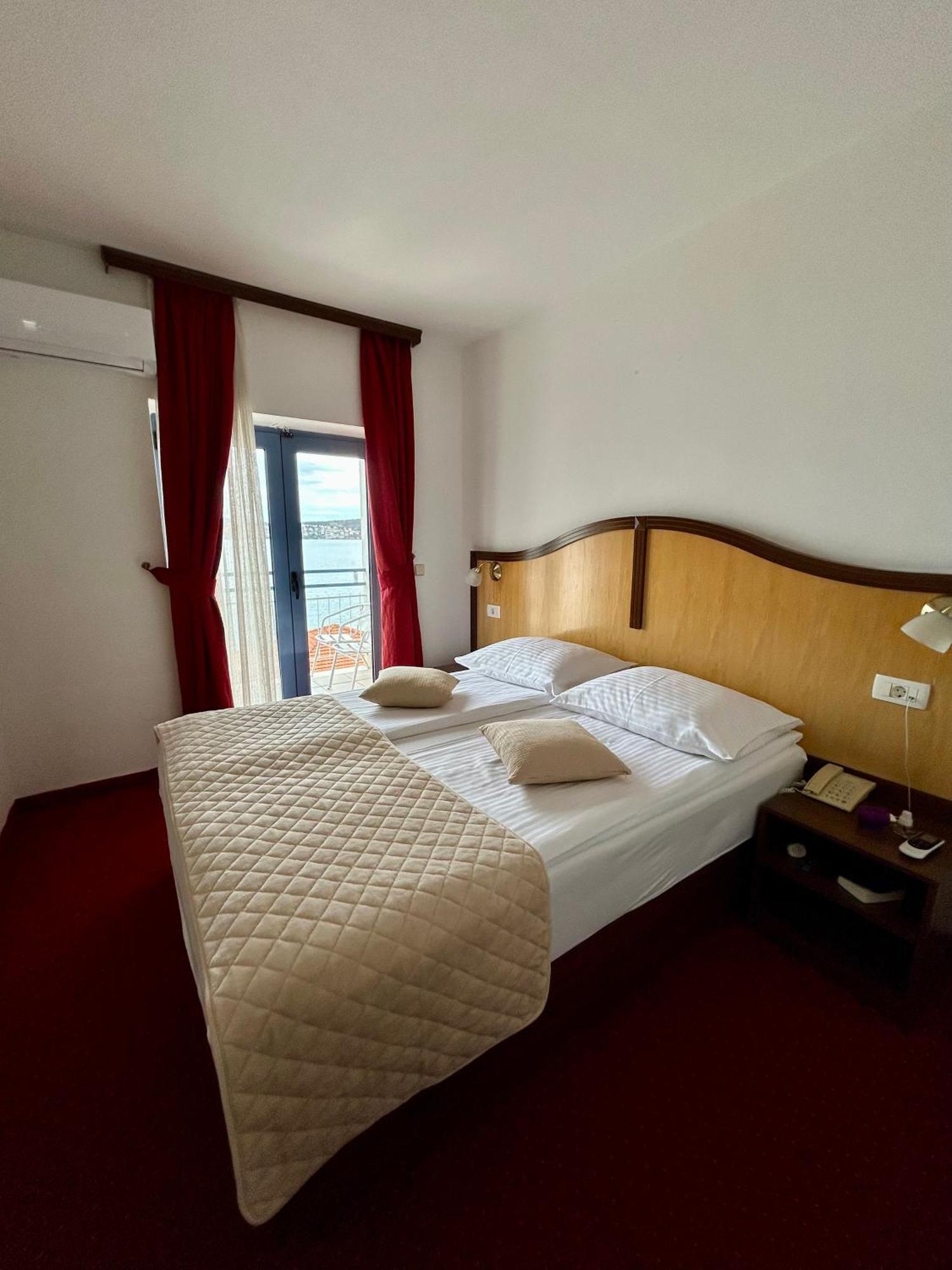 Hotel Bavaria Trogir Donji Seget Екстериор снимка