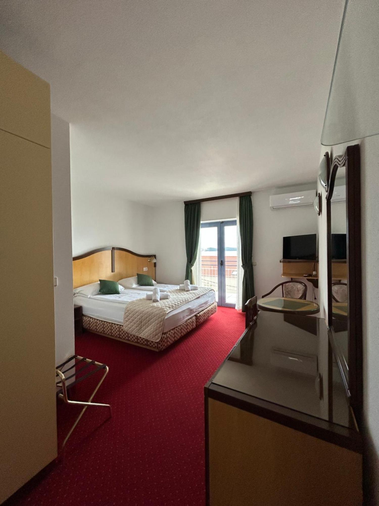 Hotel Bavaria Trogir Donji Seget Екстериор снимка